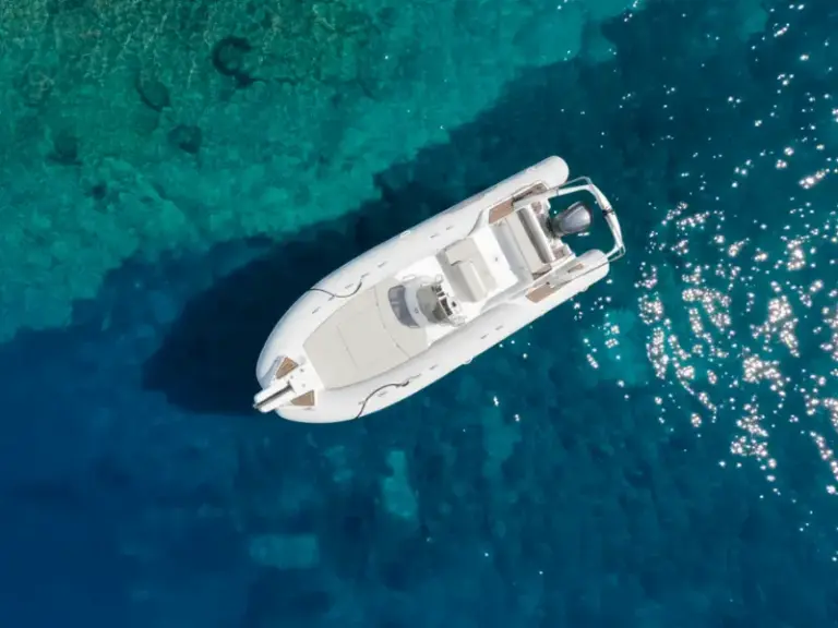 Il gommone di Egadi Boats nell'acqua turchese