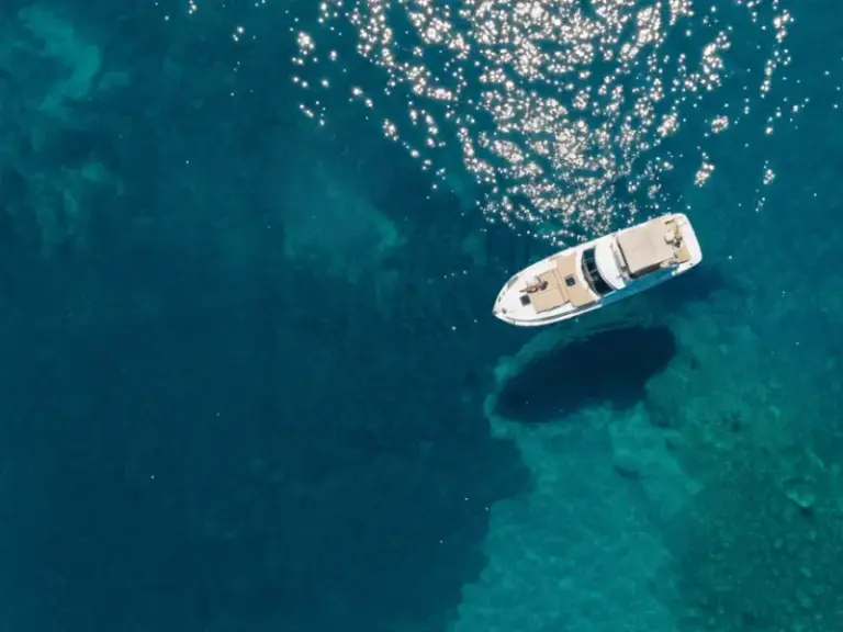 Il gommone di Egadi Boats all'ancora visto dall'alto