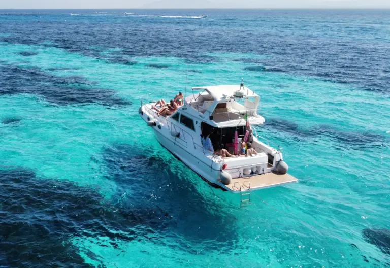 Barca Piantoni 39 nella cala turchese vista dal drone