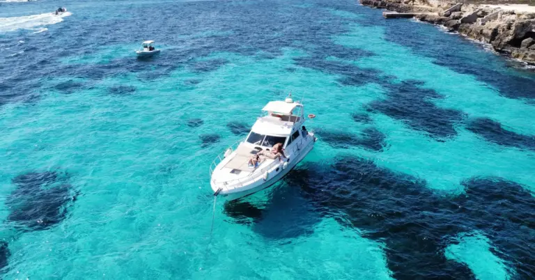 Barca Piantoni 39 vicino alla costa di Favignana, vista dall'alto