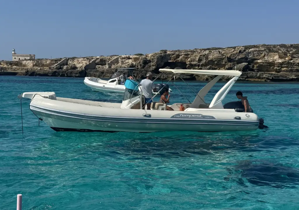 Gommone Capelli Tempest 770 all'ancora nell'acqua trasparente di Favignana