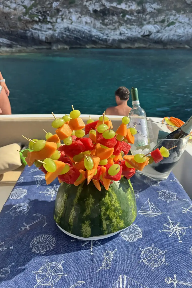 Fruit arrangement and white wine at the stern, under the cliffs