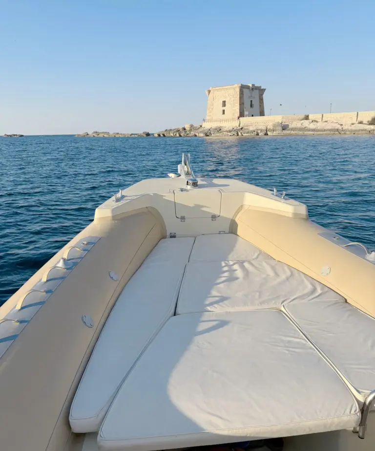 Prendisole di prua del Solemar 25 verso la Torre di Ligny