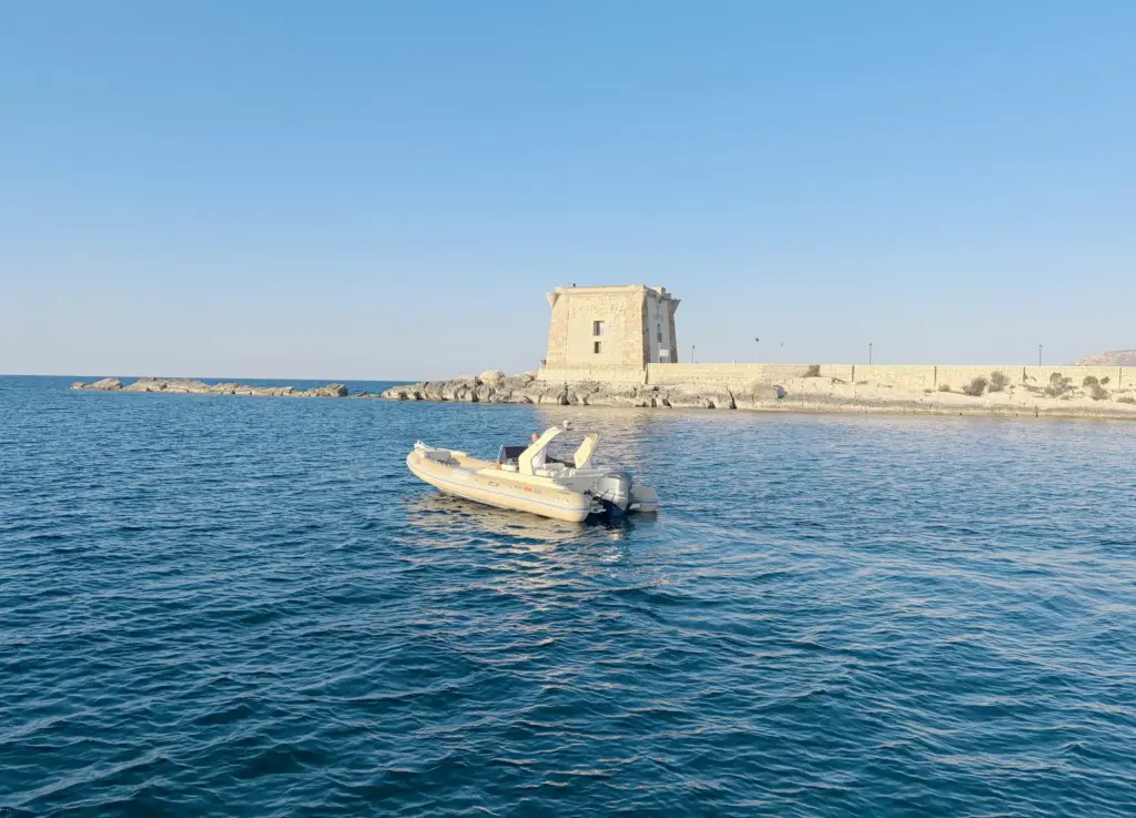 Gommone Solemar 25 davanti alla Torre di Ligny a Trapani
